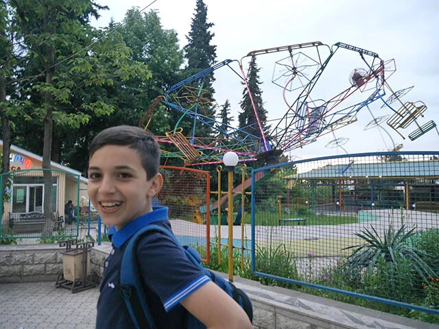 ナゴルノ・カラバフの子供達に連れられ遊園地へ