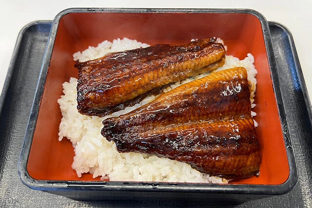 ［吉野家］鰻重（一枚盛）1207円。香ばしさを感じるかば焼き。しっかり焼かれているのがわかる。タレは濃く、ご飯が進む