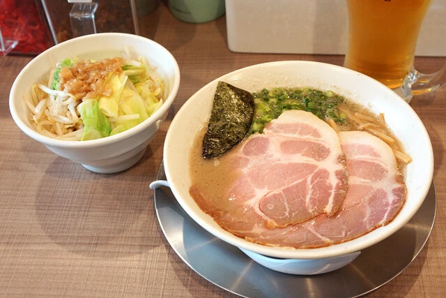 【とんこつラーメン】「井の庄」の新店で食べる、王道とんこつラーメンと二郎系野菜のコラボレーション：パリッコ『今週のハマりメシ』第80回