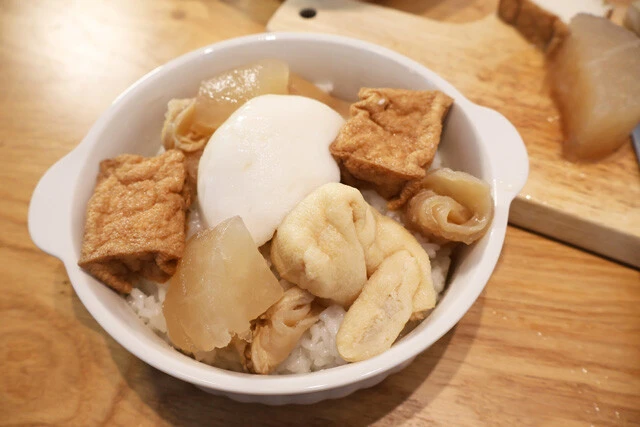 (2)のせる! グラタン皿にご飯を盛ったらおでんの種をひと口大にカットしてのせ、(1)をたっぷりとかける。種はお好みのものを好きなだけのせよう。何を使っても激ウマ確定だ!