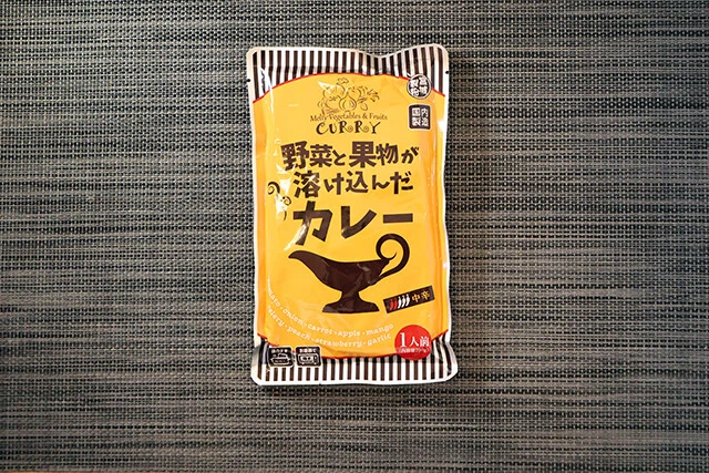 野菜と果物が溶け込んだカレー（5P）　価格／約64円　辛さ／中辛　内容量／200g　とにかく安い！ 具材がほぼ溶け込んでカレーソース状態だがフルーツの甘みとスパイスのバランスが絶妙。米よりは麺に合うかも