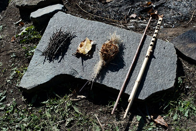 ふたりが使う「火おこしセット」。詳しい使い方は『週末の縄文人』をチェックだ！