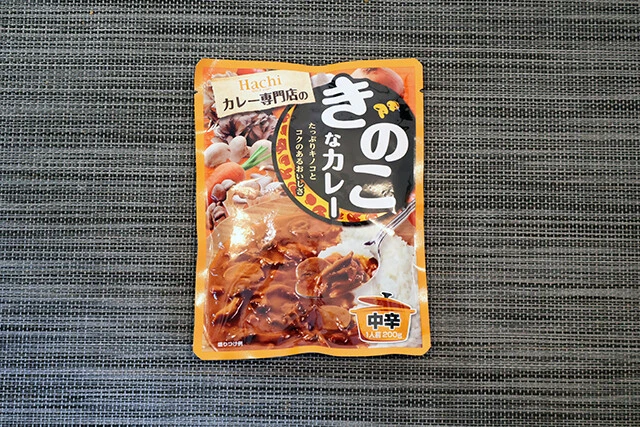 カレー専門店のきのこなカレー　価格／95円　辛さ／中辛　内容量／200g　オススメ度★★★★★　トップクラスの濃厚さと豊かなきのこの香り。大きめサイズのきのこ3種と野菜がゴロゴロ入ってお得感がスゴい。素材のうまみもバッチリ溶け込んでいて、スパイスもよく効いている