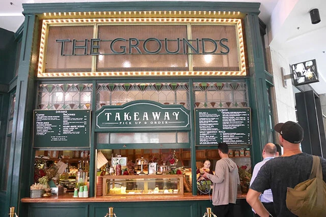 コーヒーのテイクアウェイに並ぶ人々