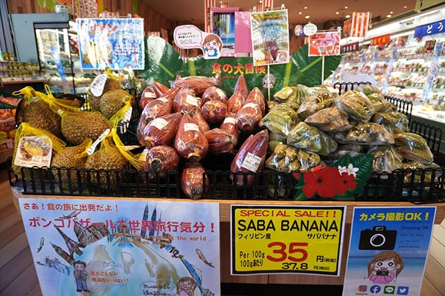 店に入るとまずはドリアン、バナナの花、青バナナに迎えられる