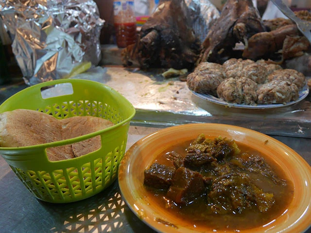 ハマムの火で煮込むマラケシュの郷土料理タンジーヤ