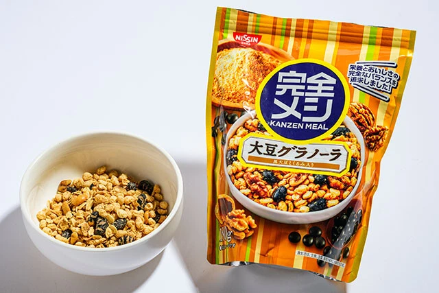 (25)完全メシ 大豆グラノーラ(日清食品)598円(180g)/黒大豆やクルミが食感のアクセントとしてよく利いた、味わい深いグラノーラ。3人から大好評だった