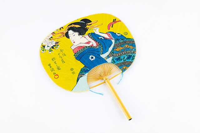 「伊場仙（いばせん）」［1590年創業／東京都］ 正確な創業年が不明のため初代の誕生した1590年を創業年としている。初代の父が徳川家康と共に三河（愛知県）から江戸に移り、和紙や竹を扱う商いを始めた。江戸中期に扇子とうちわを作り始め、江戸幕府御用達のうちわ商に。【東京都中央区日本橋小舟町4-1／03-3664-9261】