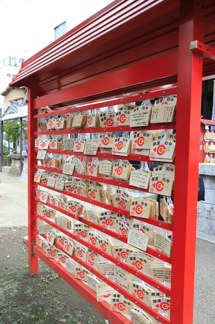 開運的中の絵馬も並ぶ