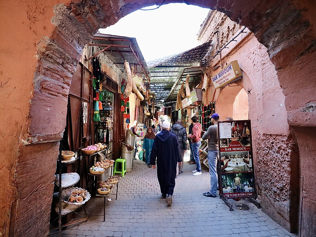 神の国へようこそ。ピンク色の建築が特徴的なマラケシュ旧市街