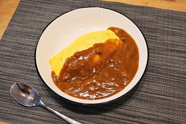 マジで名店クオリティ！　きのこオムカレー　業務スーパーの超人気商品「冷凍オムライス」に「カレー専門店のきのこなカレー」をかけるだけ。ふわふわ卵と濃厚なきのこカレーの相性は完璧。オシャレなカフェで出せる味！