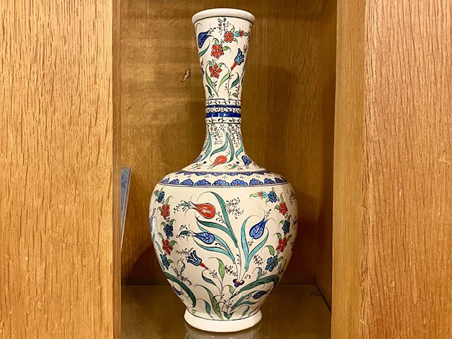 調度品に描かれたチューリップの原種