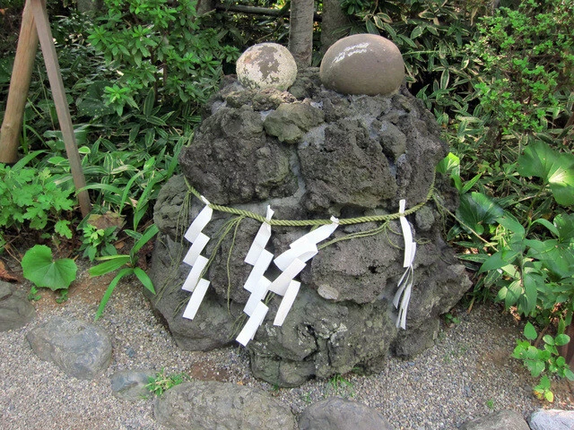 「子産石」という自然とまんまるになった石も有名