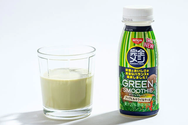 （32）完全メシ　グリーンスムージー（日清食品）298円／アップル、キウイ、ケールのスムージー。「もう少し甘さ控えめでもよかったかも」（クック氏）