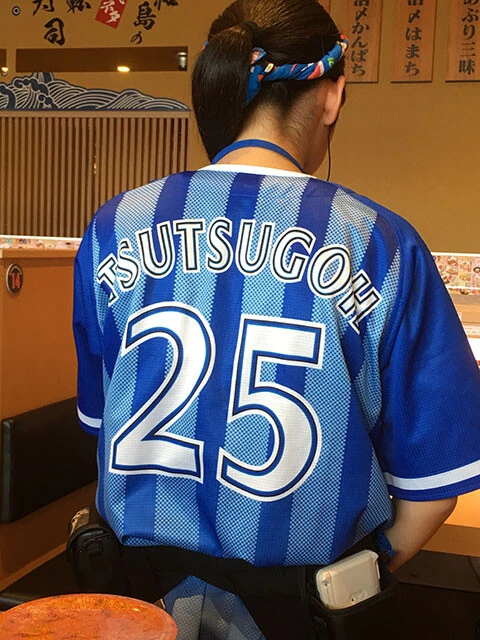 回転寿司すしえもん（愛媛）オーナーは元プロ野球選手で、本店スタッフはユニフォームを着用。親会社は水産会社で、ネタへのこだわりもホンモノだ