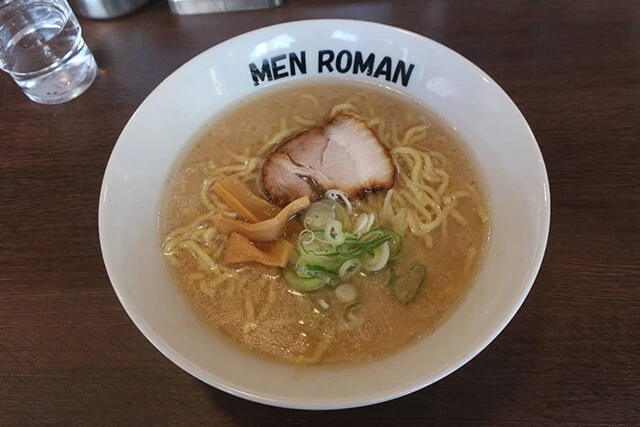 さらっとした醤油豚骨に背脂をたっぷり加えた「麺浪漫」の「らーめん」