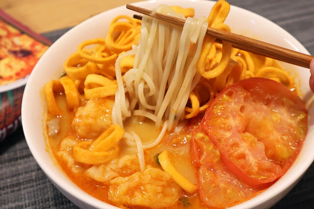 (5)激ウマ! あとは混ぜて食べるだけ。暴君ハバネロはスープに浸ってもハードな食感をキープできるので、気にせず混ぜてよし。辛みとうまみをしっかり浸透させよう。酢を足しても激ウマ!