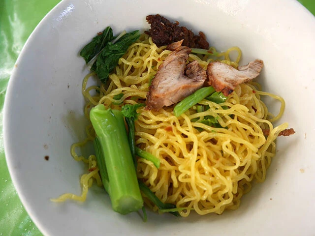 卵麺スープなし「バミー・ヘン」。こちらも30円！