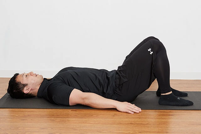 ①あおむけに寝て膝から下を床と垂直になるように立て、脚を腰幅に開く