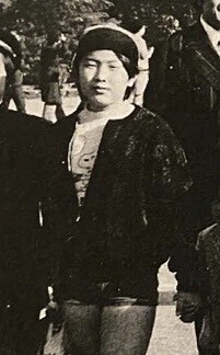 子役時代の梅津さん。1975年の映画『トラック野郎 爆走一番星』のオフショット(梅津さん提供)