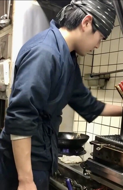 ヒゲのおっちゃんと共に働いていた8年前のたかさん。写真:佐藤氏提供