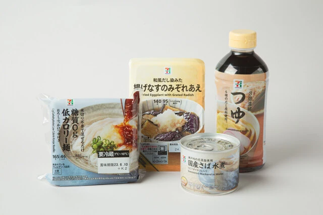 糖質0ｇ低カロリー麺〈セブン-イレブン〉【糖質0g［麺のみ］】　揚げなすのみぞれあえ〈セブン-イレブン〉【糖質およそ8.1g［1パック］】　サバ缶【糖質およそ1.1g［1缶］】　めんつゆ【糖質およそ3.2g［大さじ2杯］】