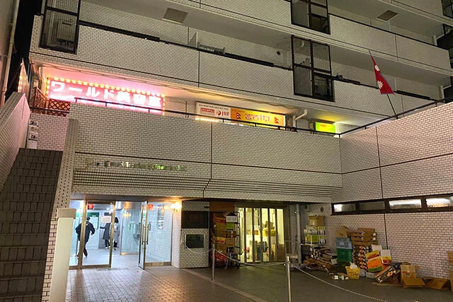 マンションの2階にある日用品店の奥に隠れた飲食店