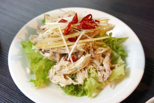 「蒸し鶏の葱油ソース」(620円)