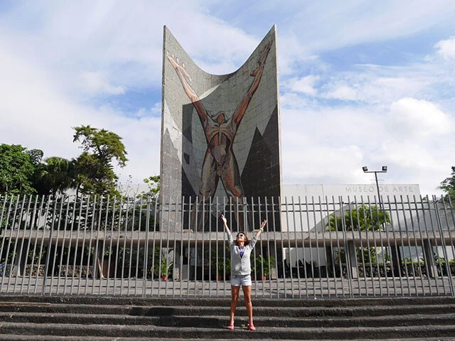 偶然にもエルサルバドルの国民食を食べることができ歓喜のポーズ