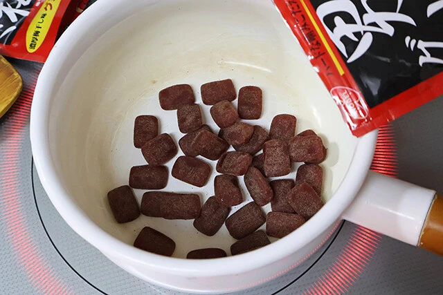(1)溶かす! 男梅グミを鍋に移し、弱火でじっくりと加熱して溶かす。粘度が高いので鍋にかなりこびりついてしまうが、ある程度は仕方ない。焦がさないように気をつけてよくかき混ぜよう