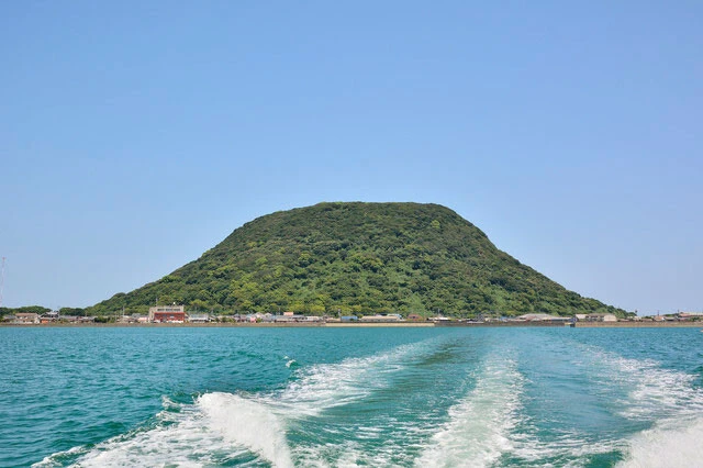 高島という島にあり、定期船で渡らないと行けない立地だが、全国から参拝客が集まる