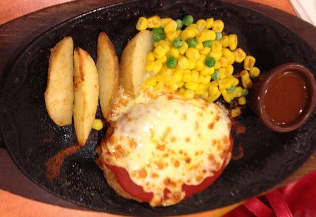 サイゼリヤ「牛挽肉のチーズカツレツ」販売開始年不明～2016年。揚げないメンチカツのような感じで、ヘルシーで重くなかった