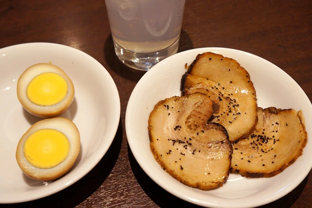 「チャーシュー（3枚）」（200円）、「味付煮卵1個」（100円）「レモンサワー（300円　※通常価格450円）」