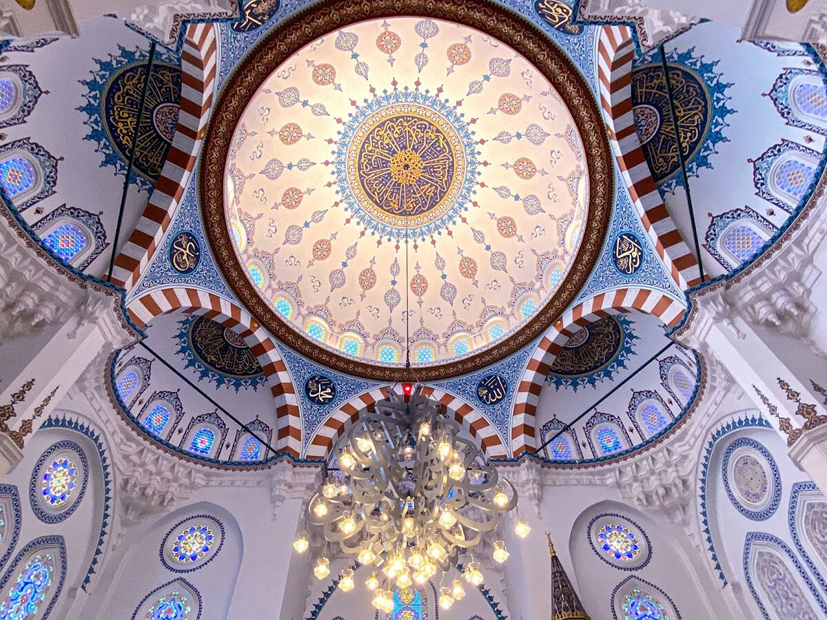 日本最大のモスクで知った「世界三大バブル」を起こした花とは？『旅人マリーシャの世界一周紀行』第348回