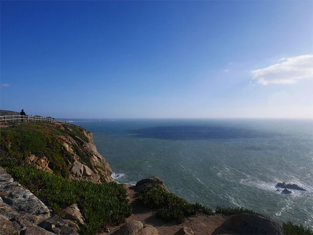 ロカ岬の眼下に広がる大西洋