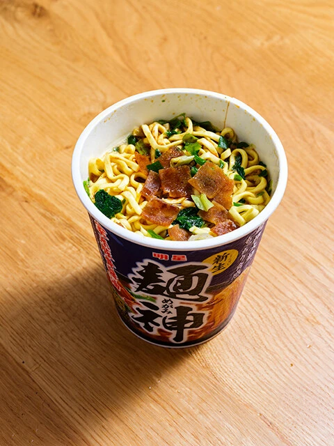 9月に「濃香豚骨醤油」が「家系豚骨醤油」としてリニューアルし鶏油感がアップ。しかし超極太縮れ麺の主張が強く、スープをたっぷり引き上げてしまうためバランスはいまひとつ