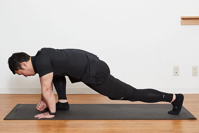 ③手前にある足のつま先に、その脚と同じ側の腕の肘をつける。このときに体が丸まらないように注意する