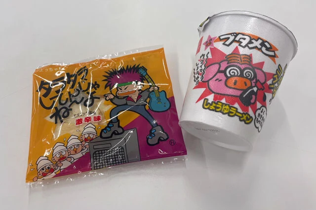 『ブタメン しょうゆラーメン』に『タラタラしてんじゃねーよ』を入れることで、スープがピリ辛になって食が進む