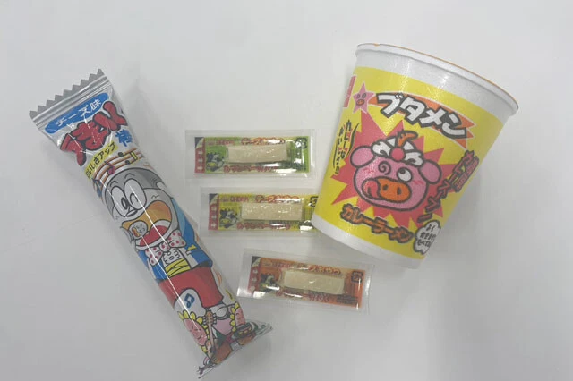 『ブタメン カレーラーメン』に入れる『チーズおやつ』は3~5個ほど。砕いた『うまい棒チーズ味』はふたつまみ程度で十分