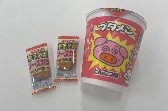 『ブタメン とんこつ味』に『ペヤングソースカツ』を入れることで、スープに酸味が加わり味もガラッと変わる。『ペヤングソースカツ』は2、3個で十分だが、違和感がない人は増やしてもOK