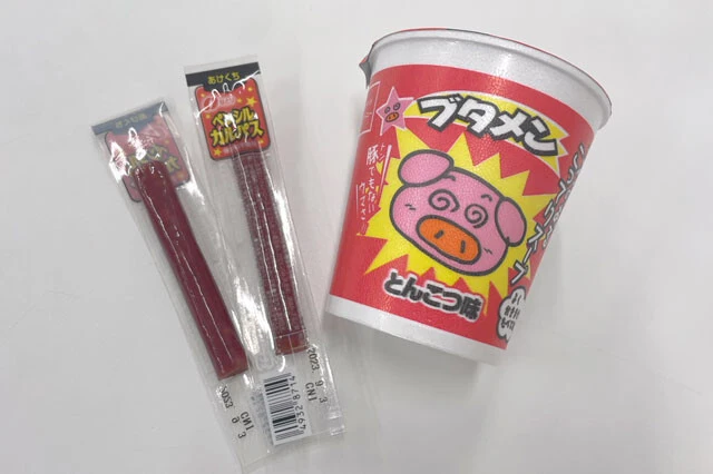 『ブタメン とんこつ味』に入れる『ペンシルカルパス』は面倒なら切らなくても問題ない