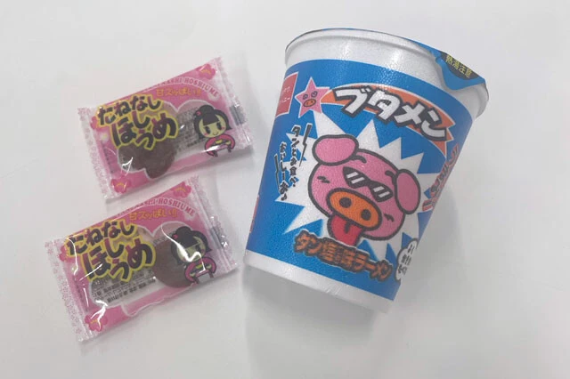 スパイシーでコクのある『ブタメン タン塩味ラーメン』のスープに、『たねなしほしうめ』の甘酸っぱさが融合。主張の強かったコショウやニンニクが控えめになり、クセになる味わいに。『たねなしほしうめ』はお湯の入れる前に投入