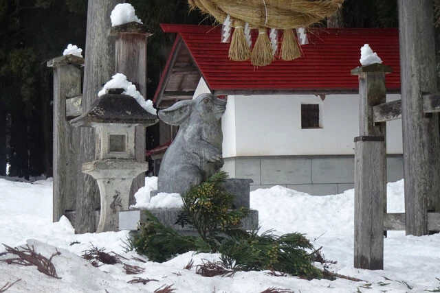 狛うさぎの目は赤く塗られている