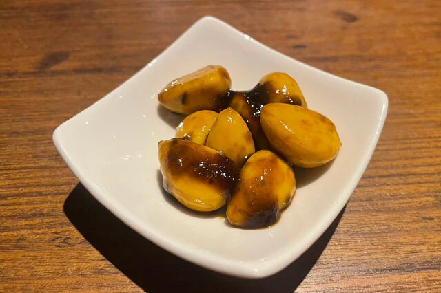 にんにく醤油漬け自体、味が濃いがそこに甘さが加わることでさらに濃厚に