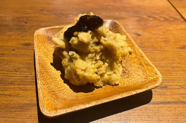 じゃがりこアレンジの定番・ポテトサラダ。思ったよりじゃがりこ感が強いので、『ごはんですよ!』は多めに入れておくのがベスト