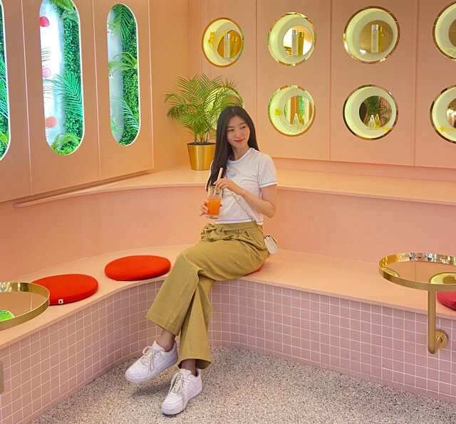 暑い日のお出かけ時は、涼しい場所で水分補給を♡