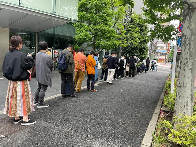 黒須の最終営業日(4月30日)の様子。別れを惜しむファンが多くかけつけ、隣接する集英社のビルを一周するほどの長蛇の列ができていた