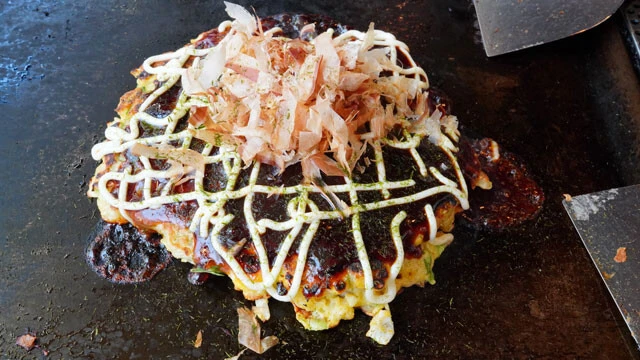 風月／定番「ぶた玉」（860円）に「チーズ」（100円）をトッピング。北海道産キャベツの甘みがたまんねぇッ！