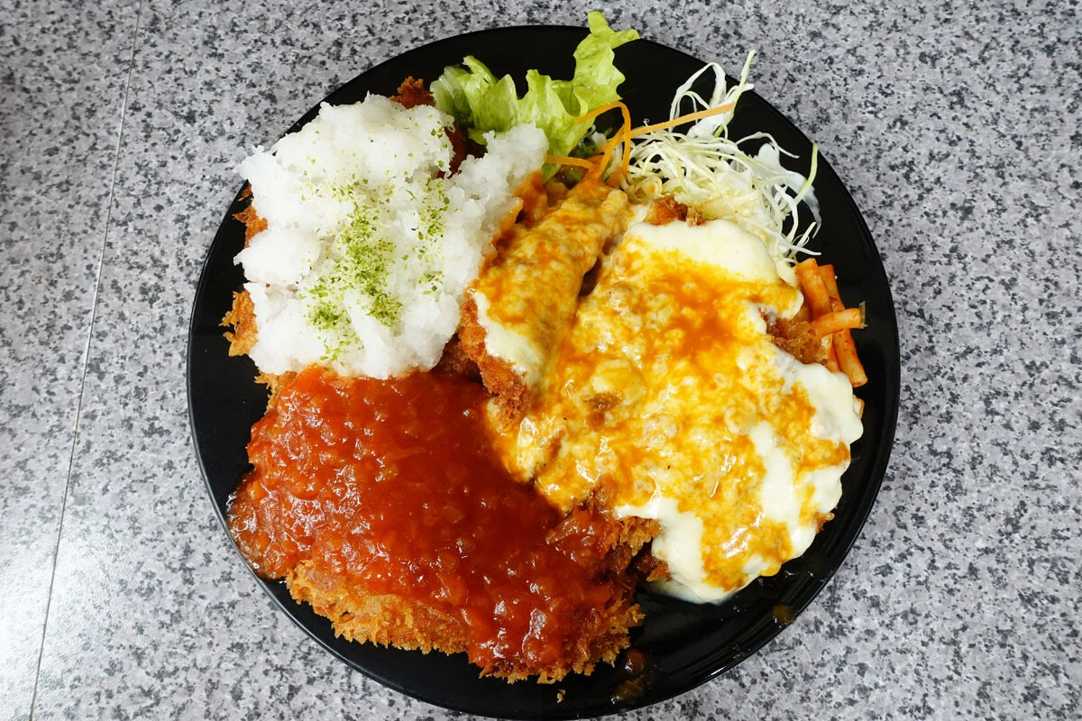 ハイライト食堂/「カラフルジャンボチキンカツ」(910円)はチーズ、アメリカン、おろしポン酢の3種のソースが自慢