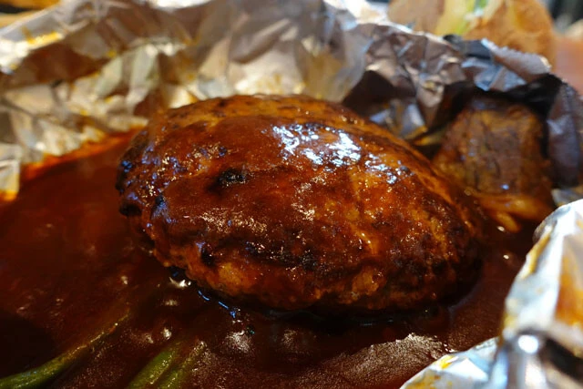 東洋亭/「百年洋食ハンバーグステーキ」(1380円)。肉汁あふれるあらびき肉にビーフシチューソースが合う